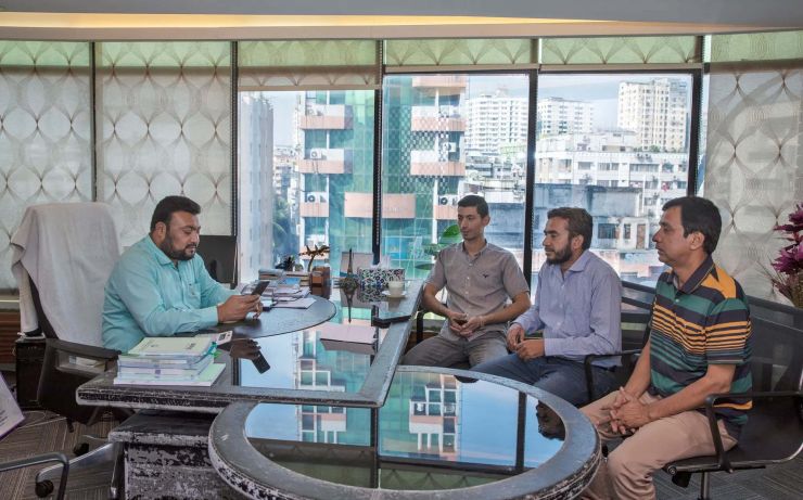Mohammed Ali, directeur de l’agence Active Manpower Services (à gauche), en discussion avec sesintermédiaires chargés de recruter des travailleurs au Bangladesh.