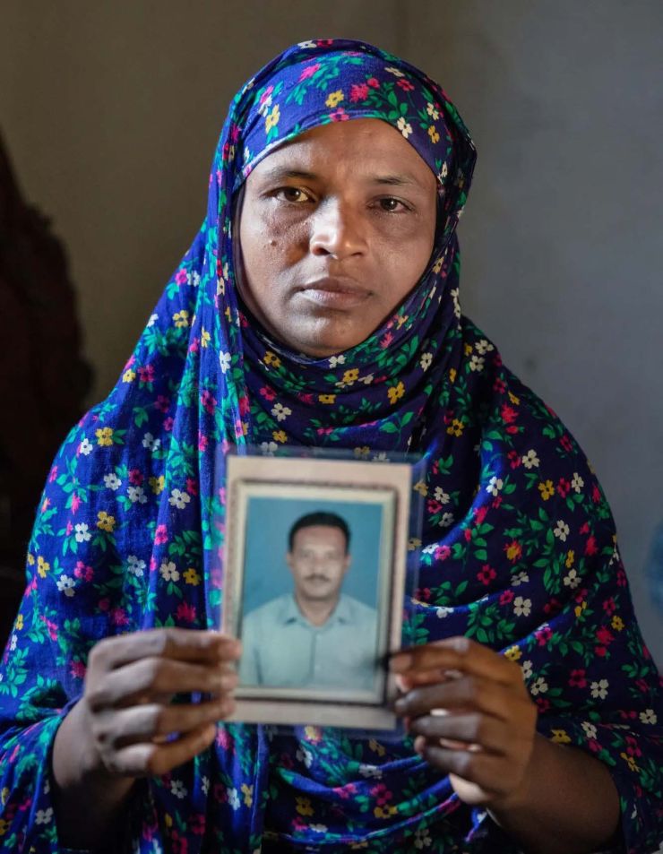 Hasina Begum tient le portrait de son défunt mari Nur Islam, décédé au Qatar en 2021.