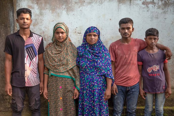 La famille de Nur Islam Wahab Miah dans le village bangladais de Chupuya, district de Comilla .